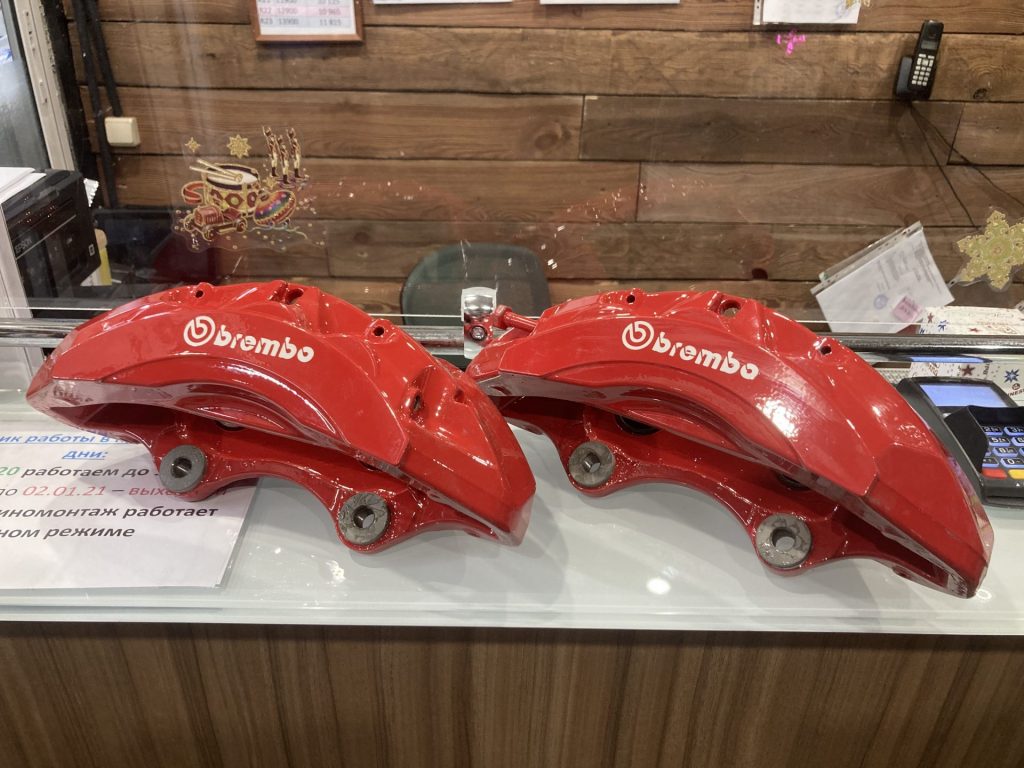 Покраска суппортов Range Rover в красный с логотипом Brembo, фото 1