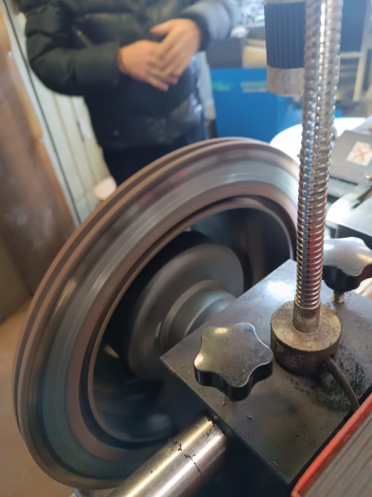 Проточка задних тормозных дисков на внедорожнике Toyota, фото 1